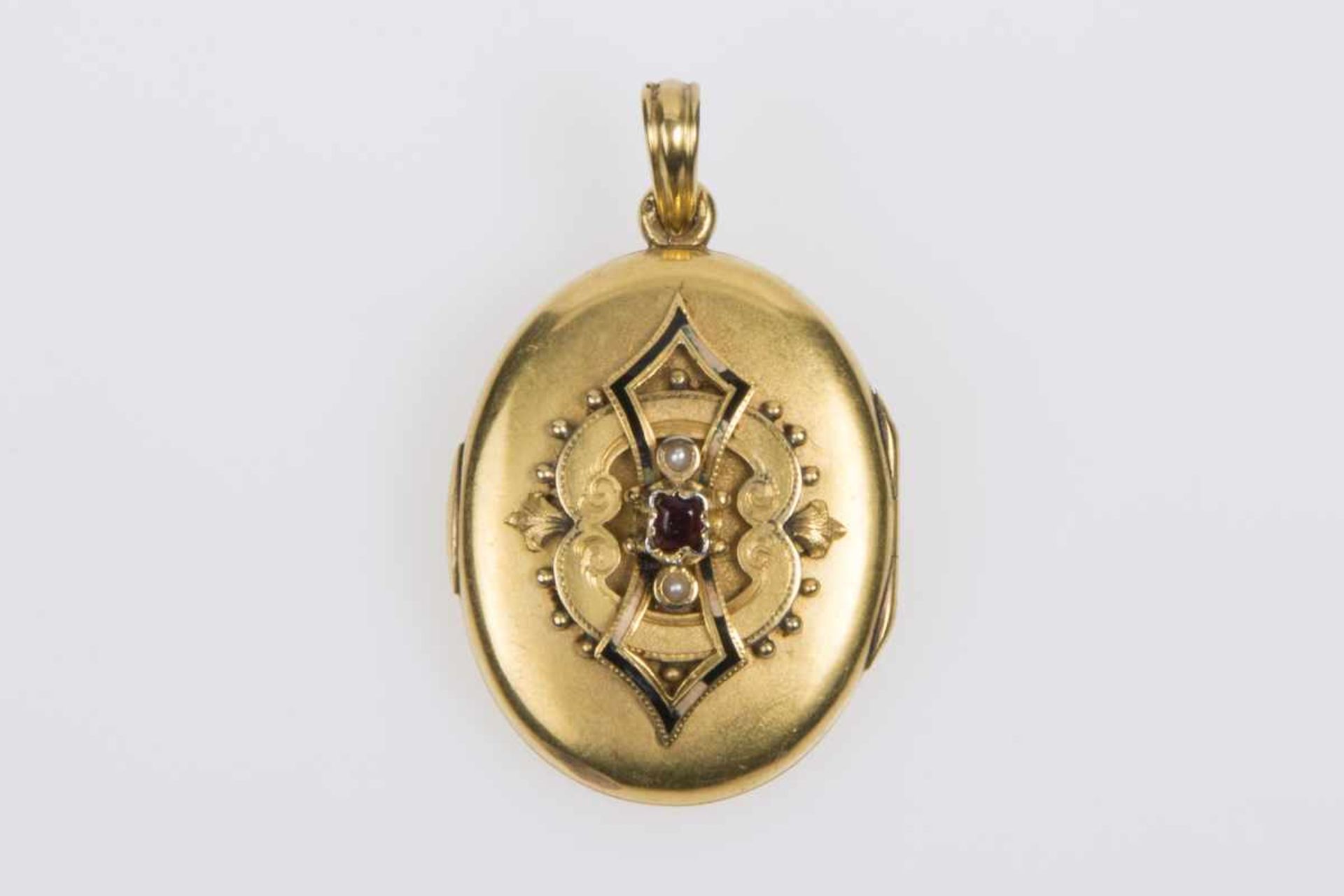 MedaillonGold 580, mit Haarlocke, Kontrollamtszeichen 1867-1872, 2 Halbperlen, 1 Granat, 10,8g;