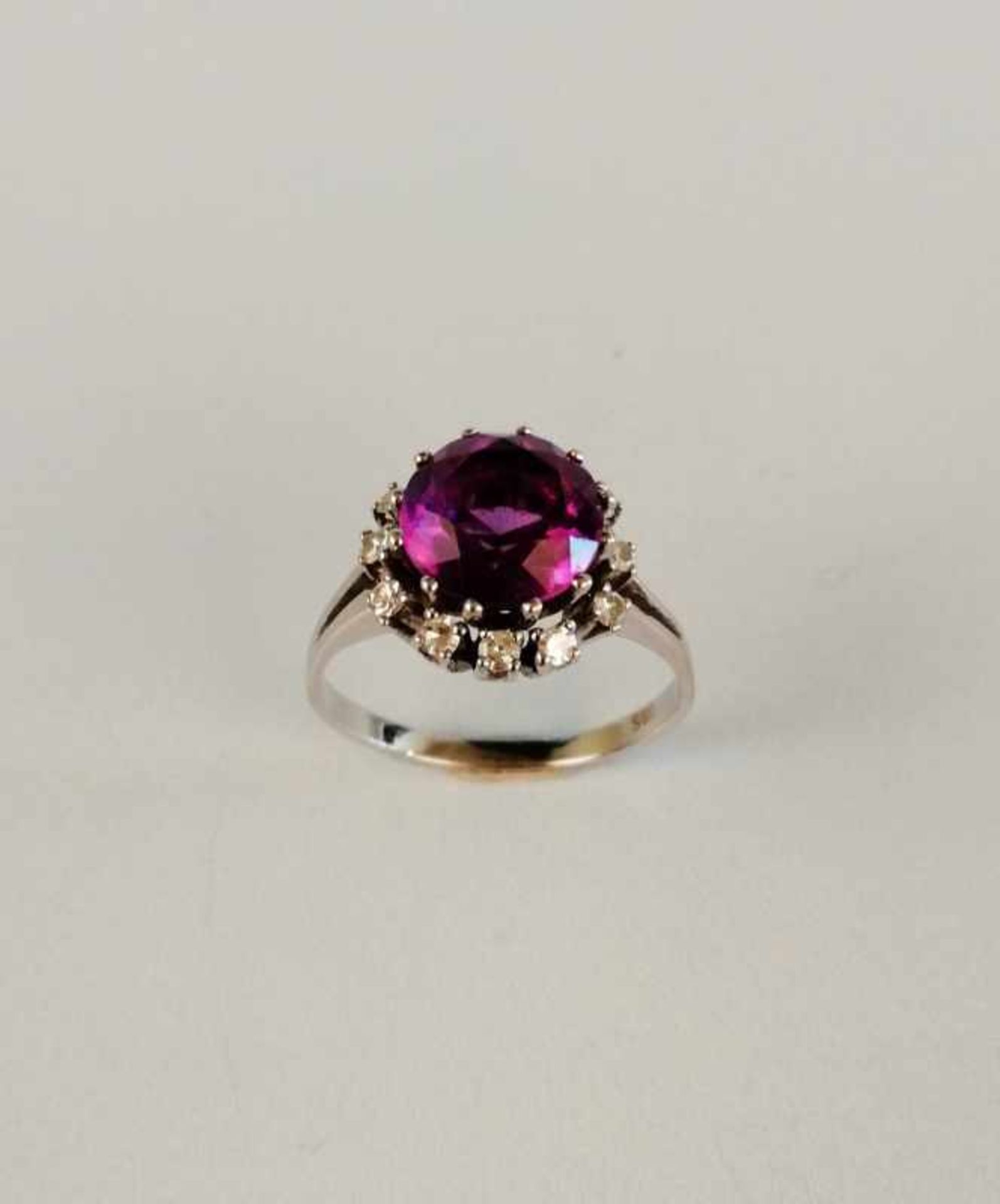 DamenringWeißgold 585, mit Brillanten zus ca 0,15ct und 1 Amethyst, 4,2 g;