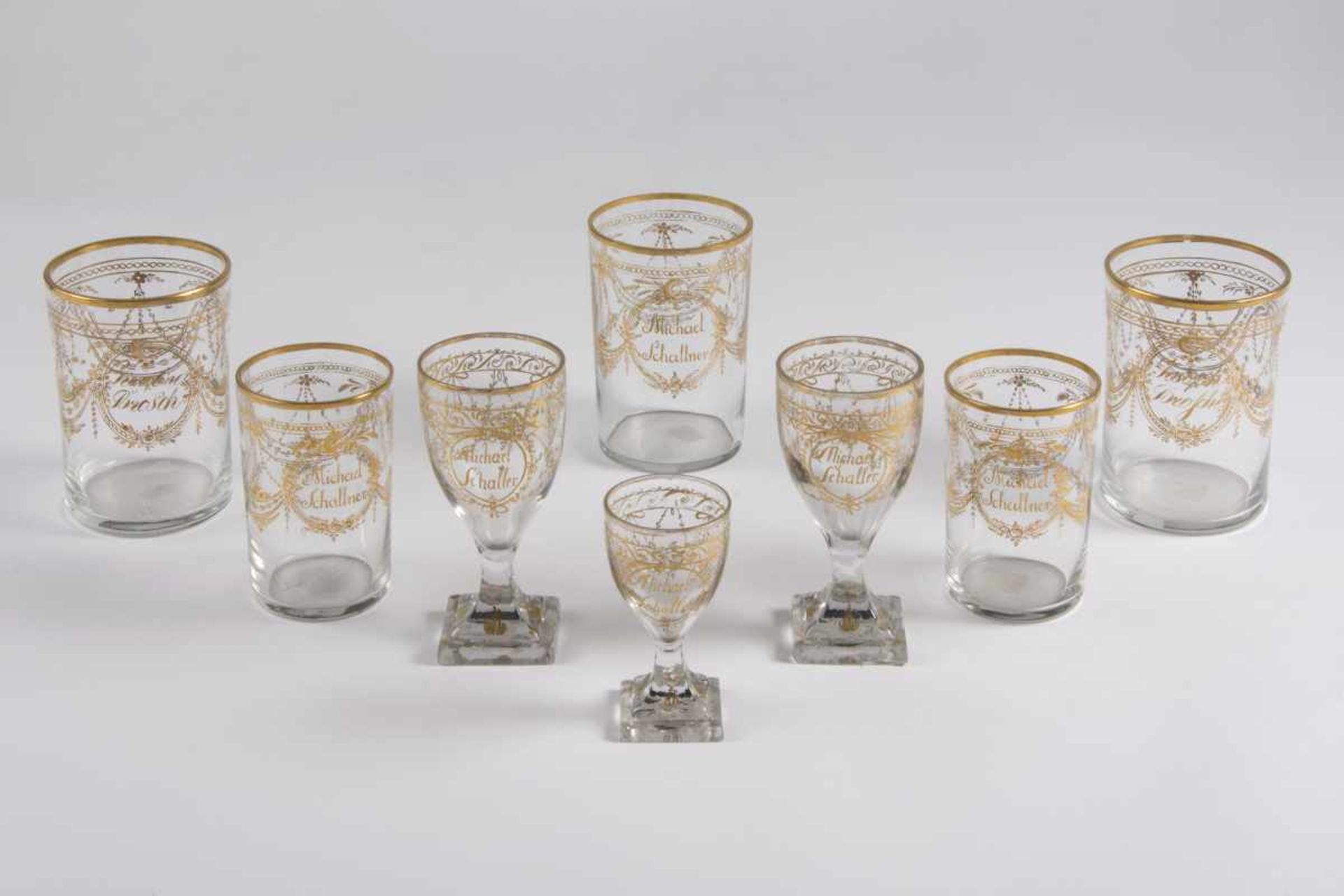 Teile einer Trinkgarnitur, 1.Hälfte 19.Jh.,farbloses Glas mit ornamentaler Goldbemalung und