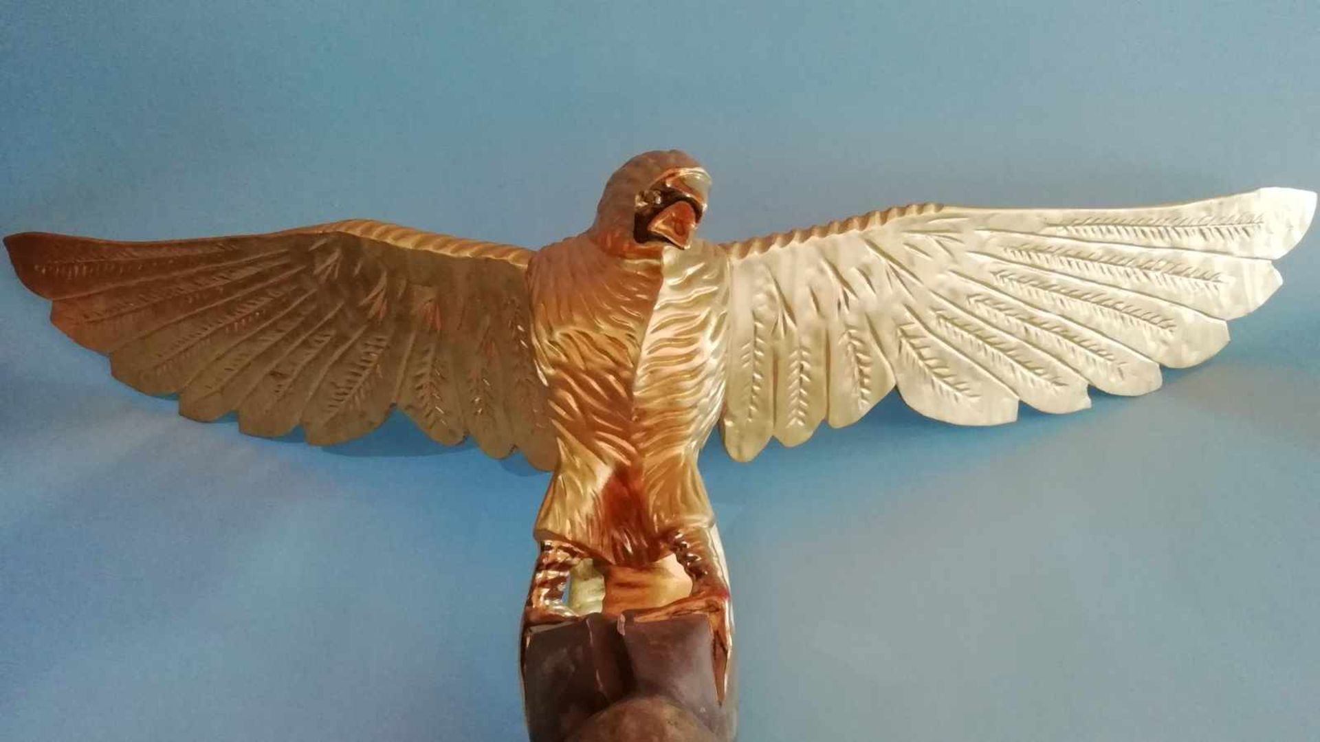 Tierfigur AdlerAufsatz für Kasten, Holz, geschnitzt, vergoldet, kleine Farbfehlstellen, Breite 110