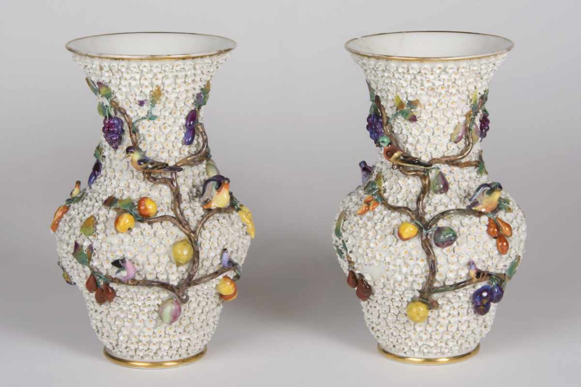 Paar Kaminvasenfranzösisches Porzellan, reicher plastischer Blüten- , Früchte- und Vogeldekor,