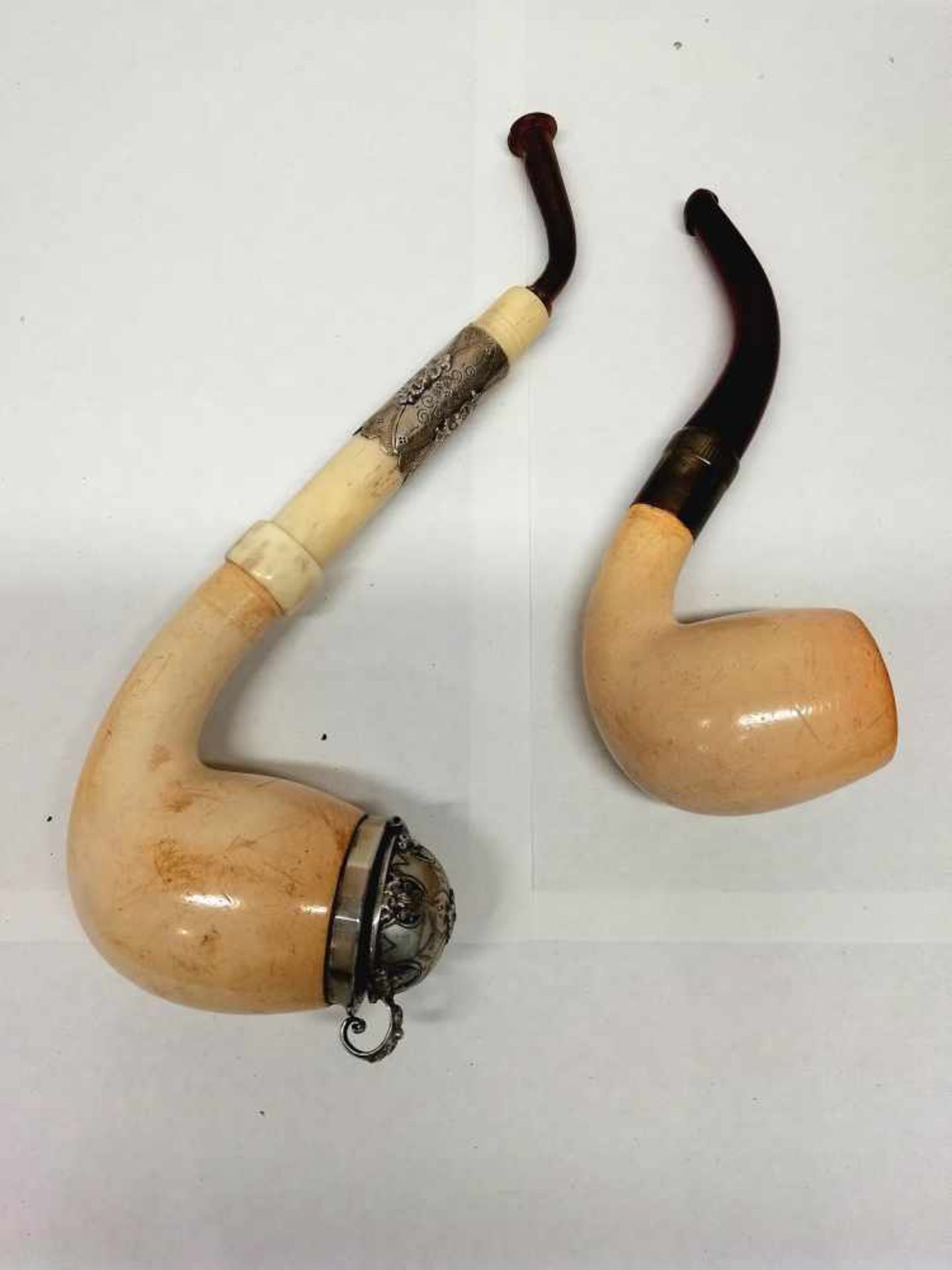 2 Biedermeier Meerschaum-Pfeife mit Silberdeckel- und Silbermontierung,ornamental verziert, bez.