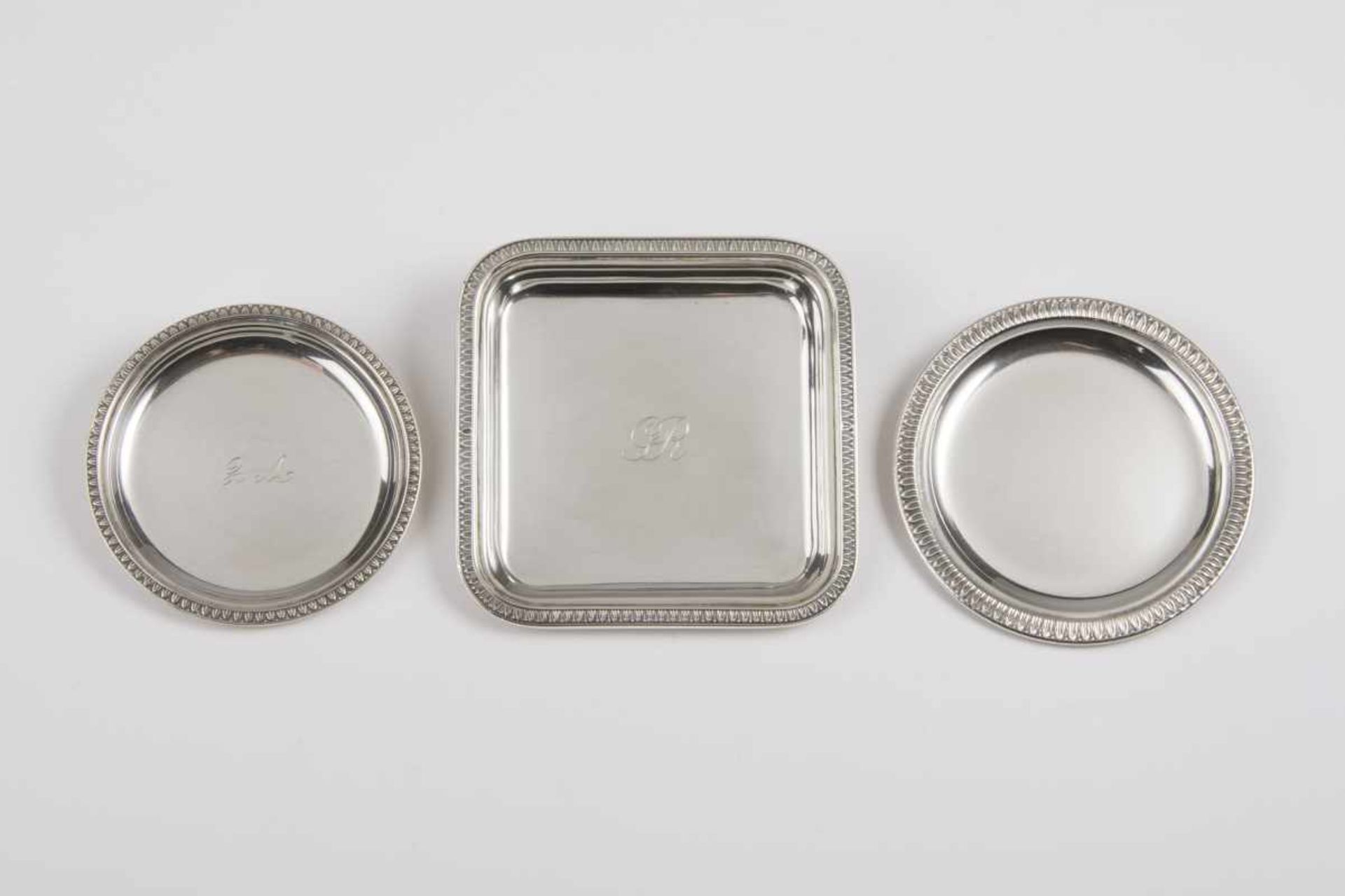 3 silberne kleine flache Tassendavon: 1 rechteckige Tasse, 10x10 cm, 2 runde Tassen, 9 und 8 cm,