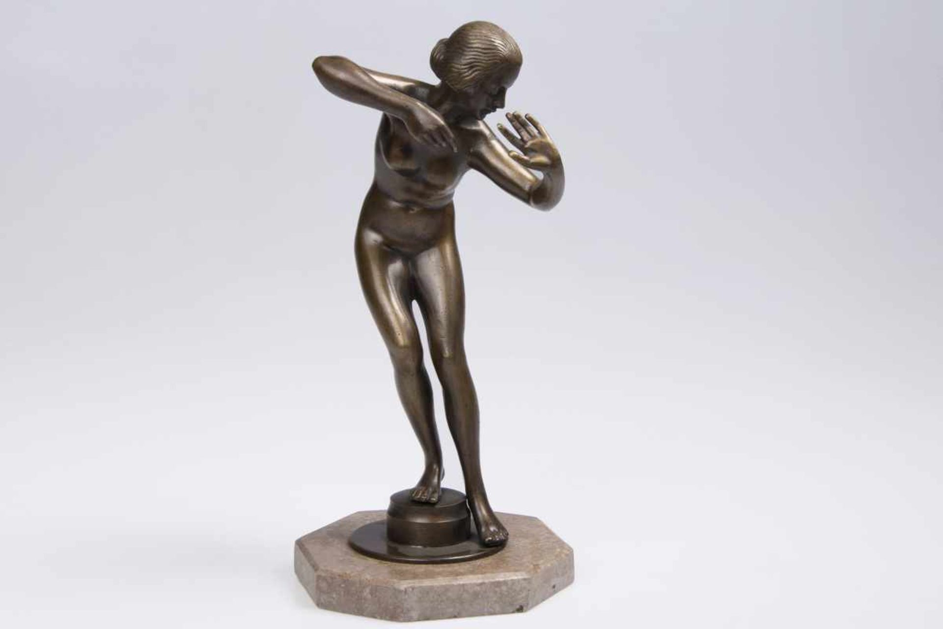 Hans Elischer (1891-1966)Mädchenakt, Bronze, auf Steinsokel, Höhe 28,5cm;