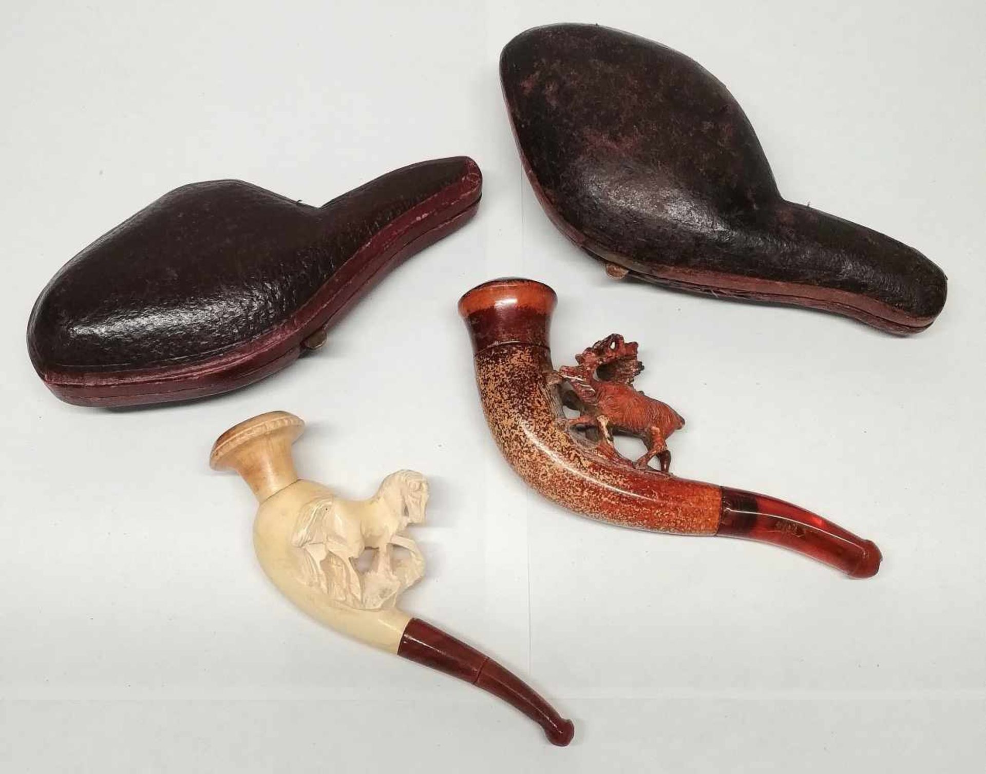 2 kleine Pfeifen um 1900Meerschaum, geschnitztes Pferdchen und Hirsch, Längen 9 und 10,5 cm, minimal