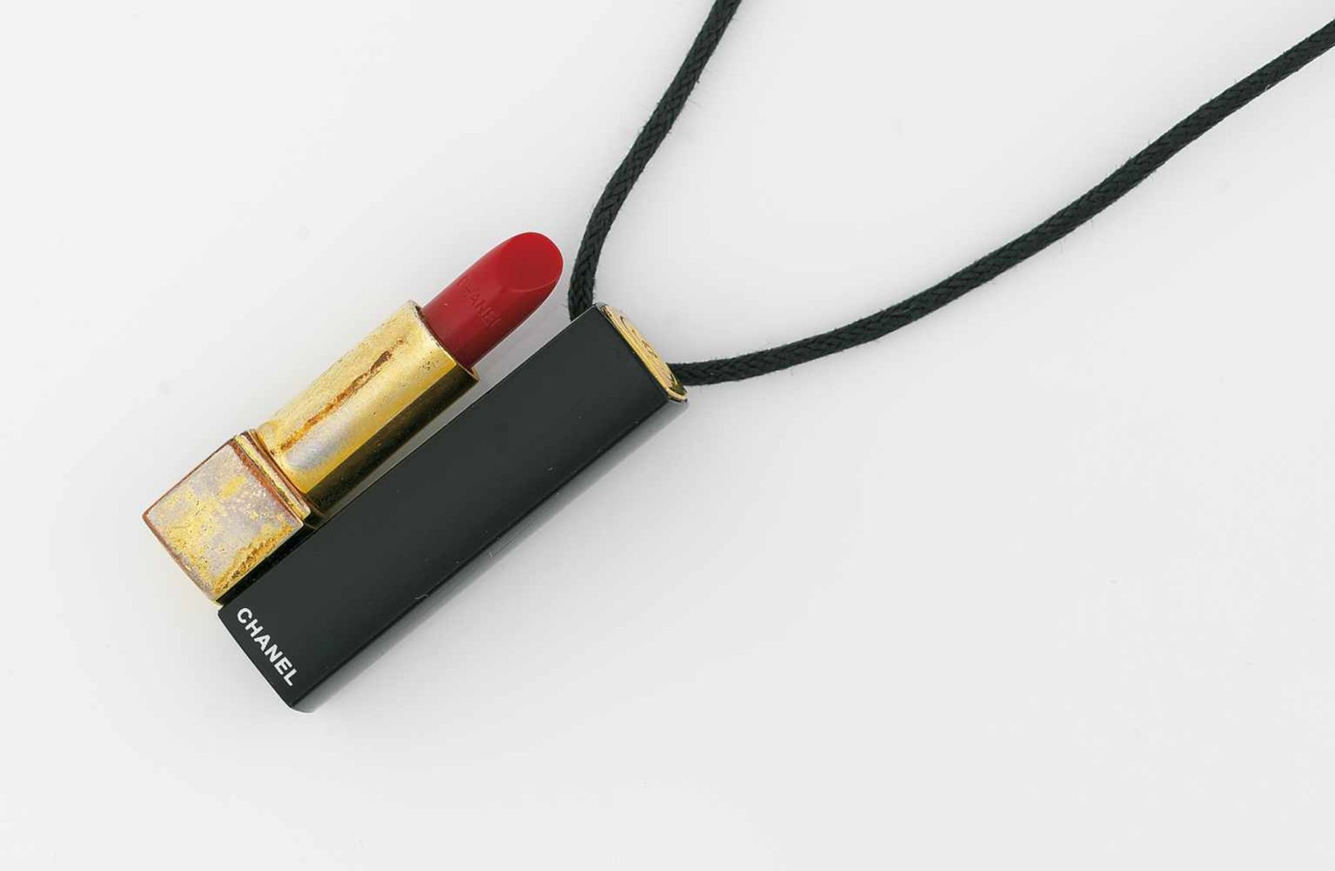 Chanel Anhänger "Rouge Allure"Modeschmuck, Lippenstift mit Verschlusskappe, an Lederband, 20,9g,