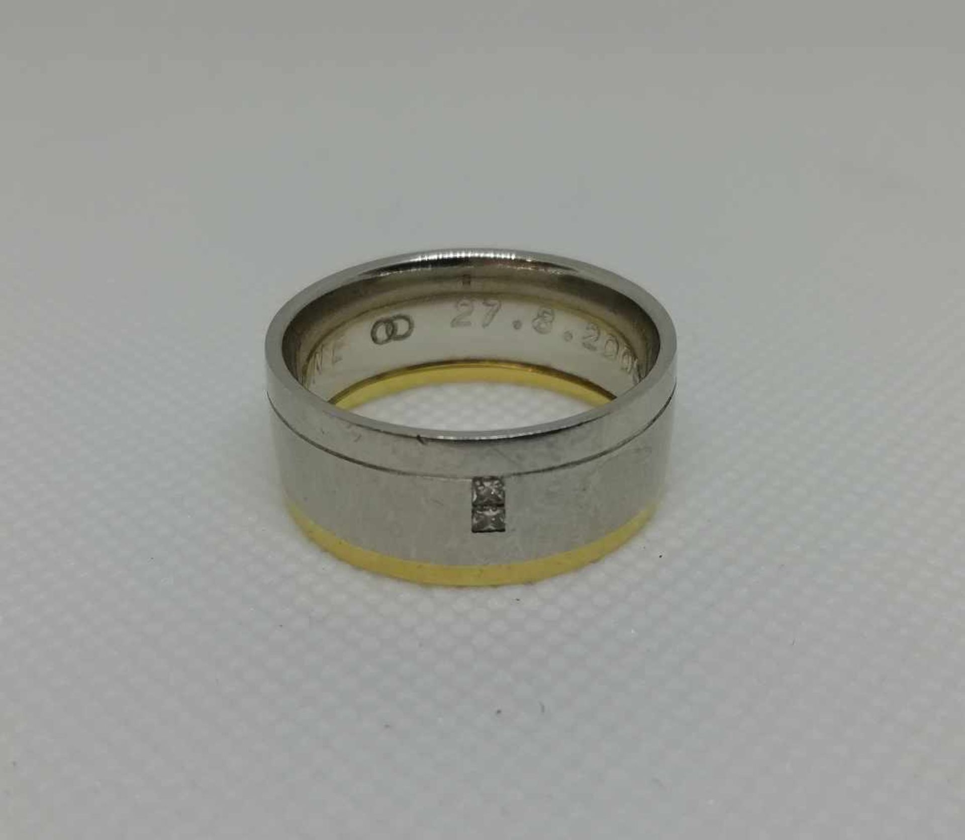 1 RingPlatin 950, 2 Brillanten, bicolor, Innengravur, Gebrauchspuren, RW 66, 23,2g;