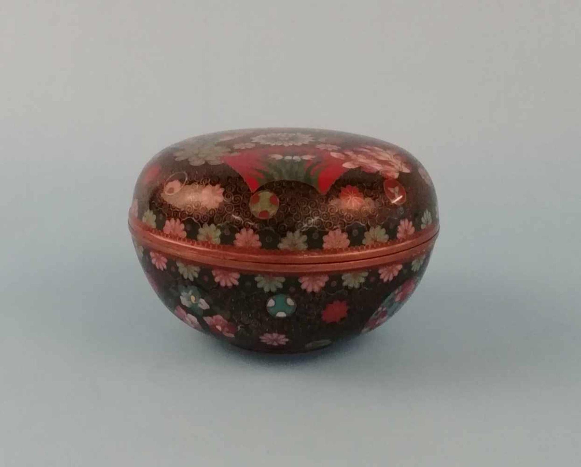 Deckeldose, Anfang 20Jh.,in Cloisonne Arbeit, farbiger Blüten- und Blätterdekor, Dm 12cm;