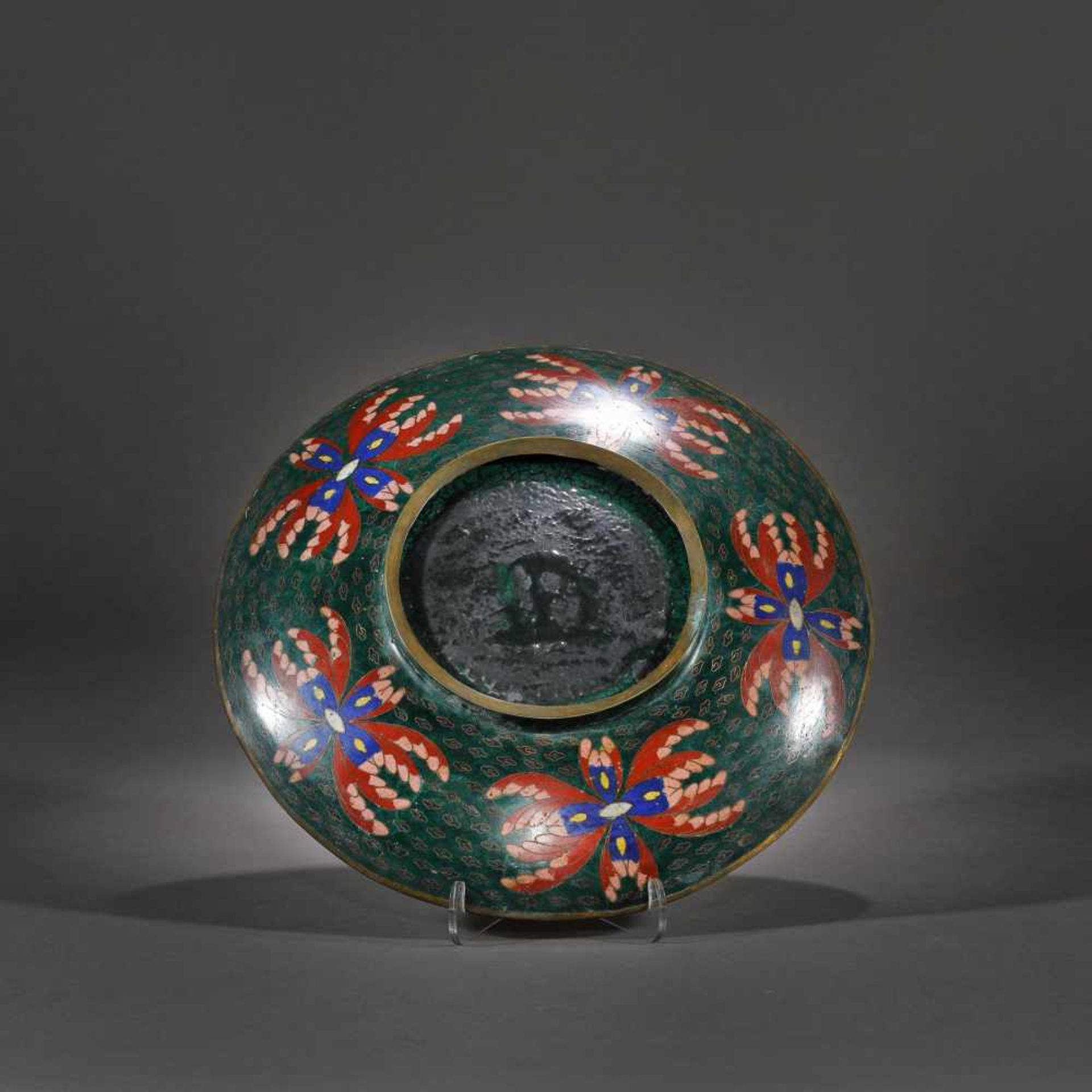 Bronze platter with cloisonné chysanthemum flowers, the Edo Period, Japan, the beginning of the 19th - Bild 2 aus 3