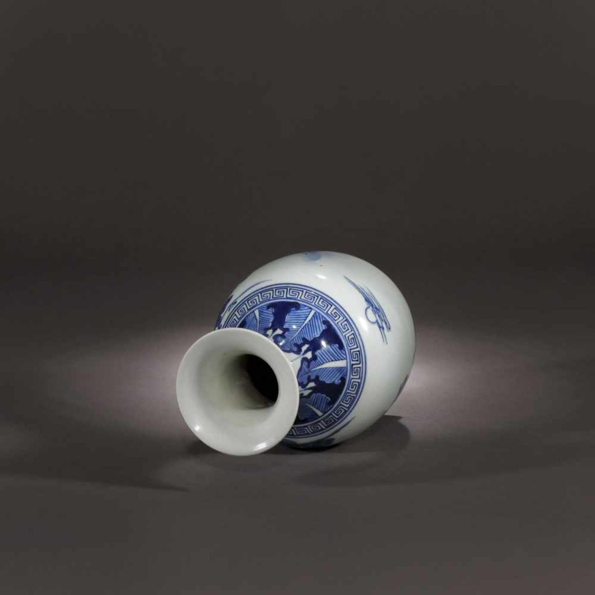 Porcelain vessel illustrating a scholar, bearing the Kangxi mark, Kangxi Period, China, ca. 1662- - Bild 7 aus 7