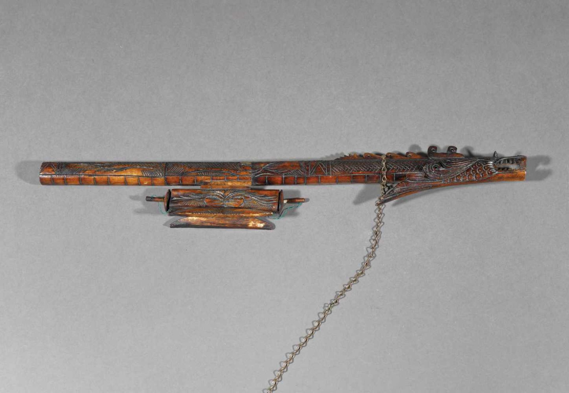 Traditional blowgun made from exotic wood, with a dragon decoration, Indonesia, the beginning of the - Bild 4 aus 4