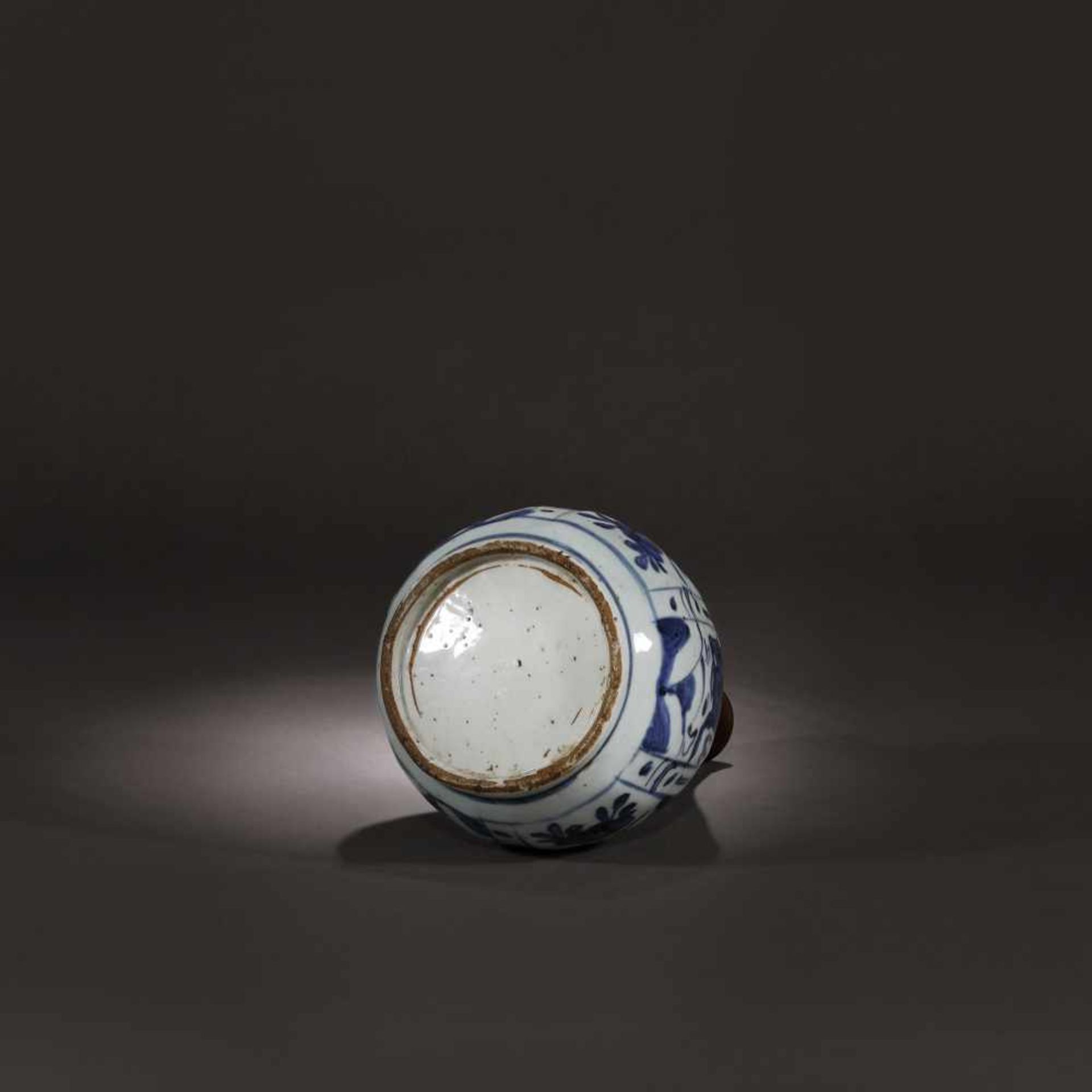 White and blue ceramic vessel decorated with flowers and horses, the Ming Dynasty Era, China, 16th - Bild 4 aus 5