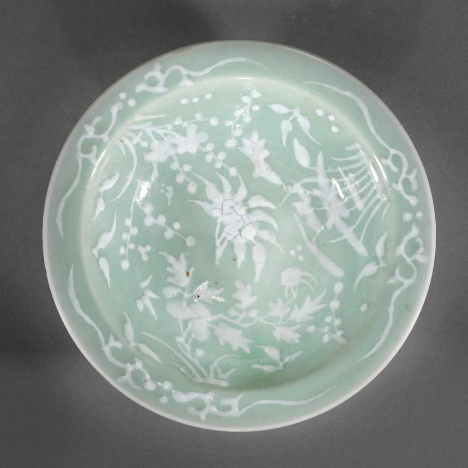 Celadon glaze ceramic bowl with floral vegetal motifs, Kangxi Period, China, ca. 1662-1722Celadon - Bild 4 aus 4