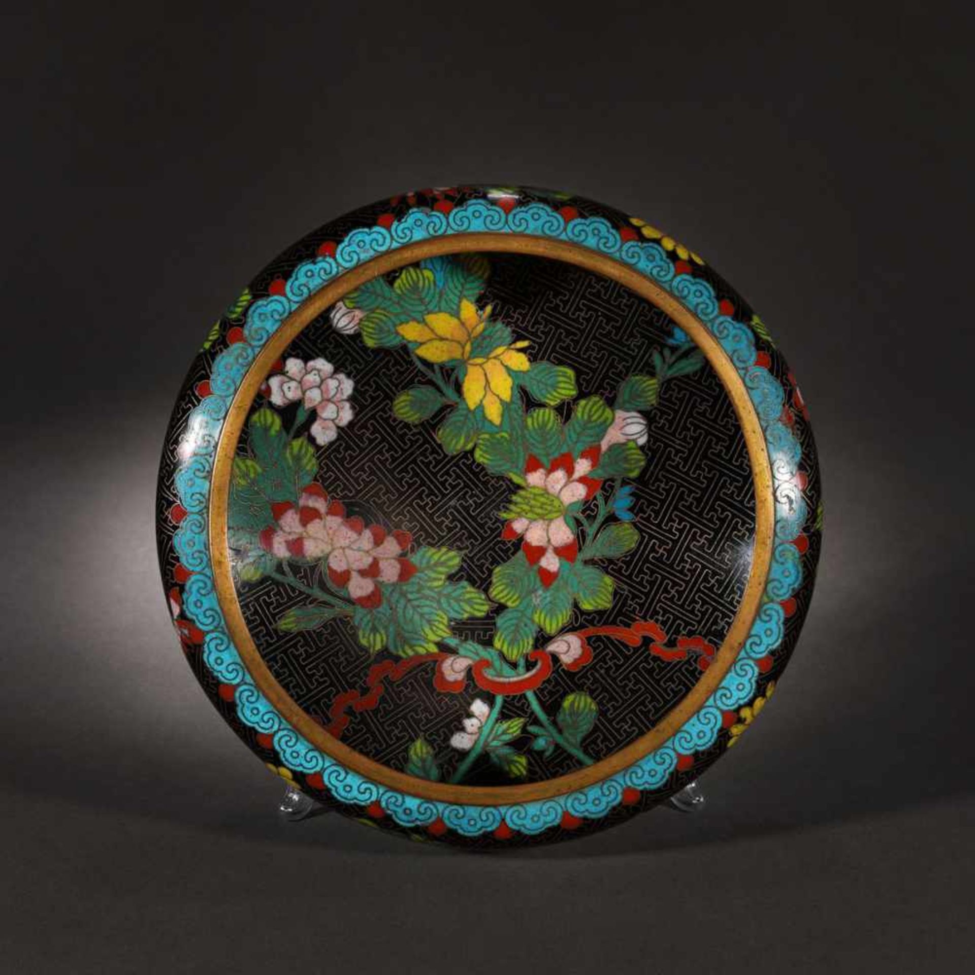 Cloisonné bronze bowl with flower motifs, bearing the retrospective mark of the Ming Dynasty, - Bild 3 aus 4