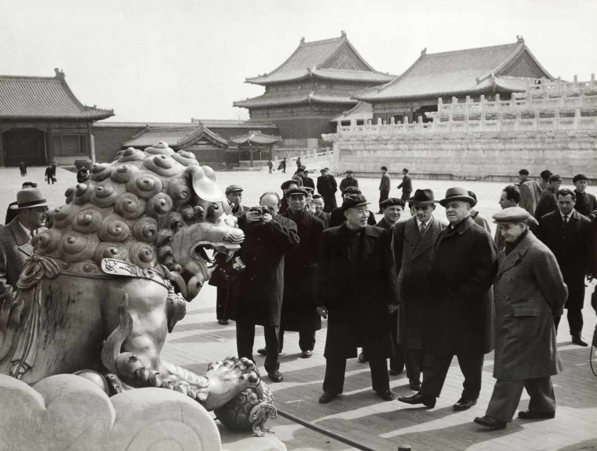 Album of 39 photographs of the visits former Prime Minister Ion Gheorghe Maurer made in the People's - Bild 4 aus 13