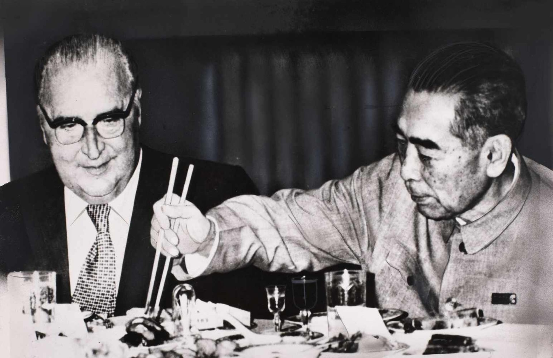 Photo illustrating the good relationship between the revolutionary Zhou Enlai, Prime Minister of the