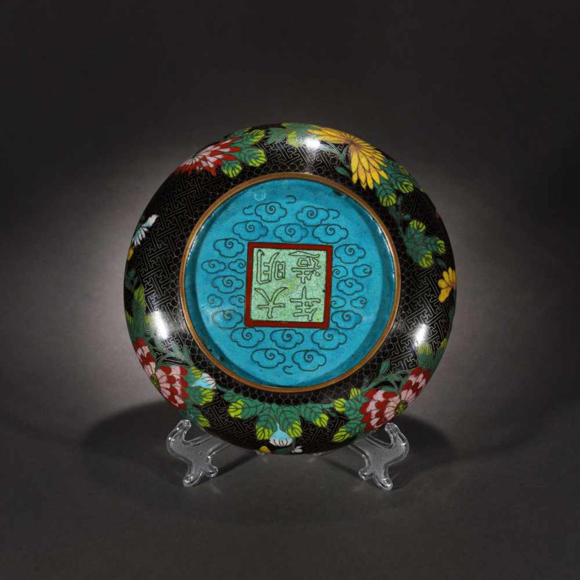 Cloisonné bronze bowl with flower motifs, bearing the retrospective mark of the Ming Dynasty, - Bild 4 aus 4