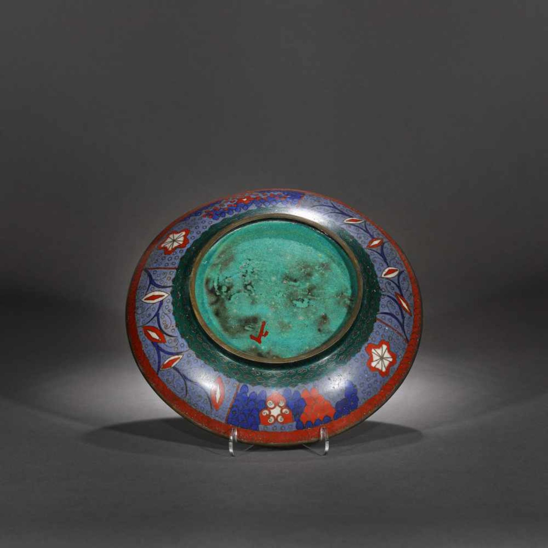 Bronze plate with cloisonné decorations of hibiscus flowers, the Edo Period, Japan, the beginning of - Bild 2 aus 3