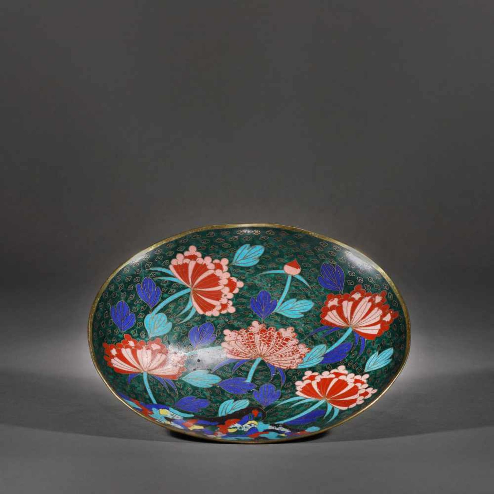 Bronze platter with cloisonné chysanthemum flowers, the Edo Period, Japan, the beginning of the 19th - Bild 3 aus 3