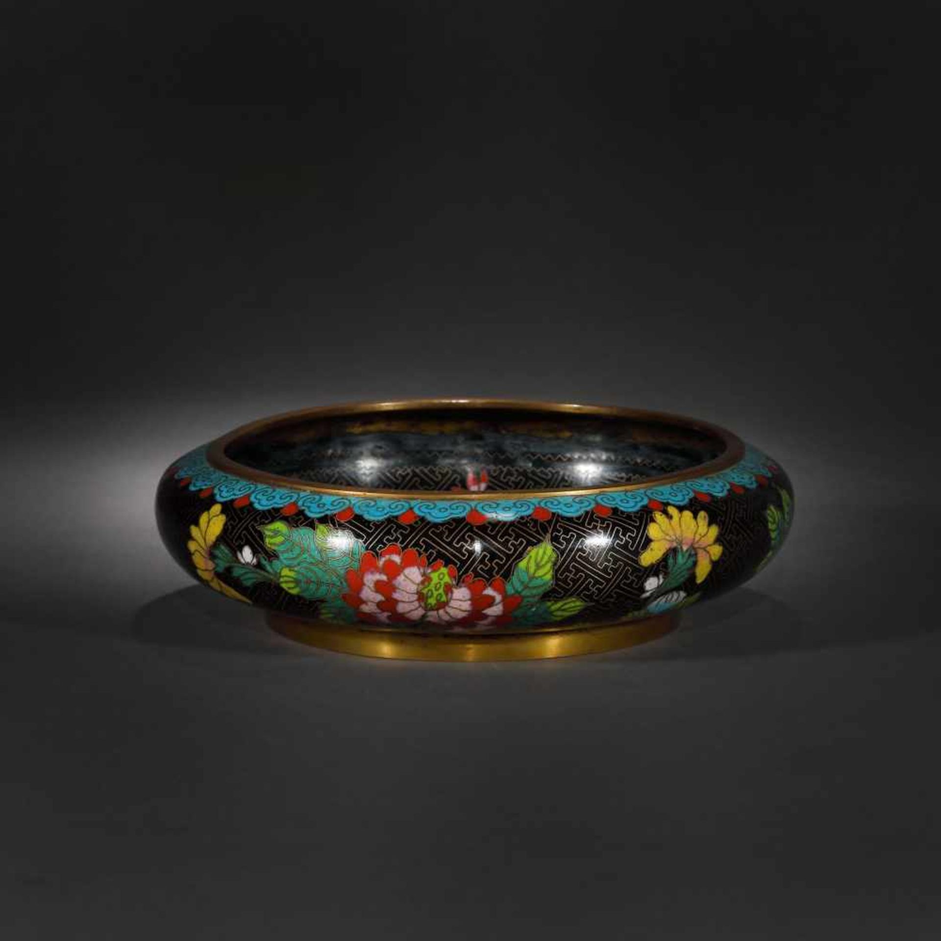 Cloisonné bronze bowl with flower motifs, bearing the retrospective mark of the Ming Dynasty, - Bild 2 aus 4