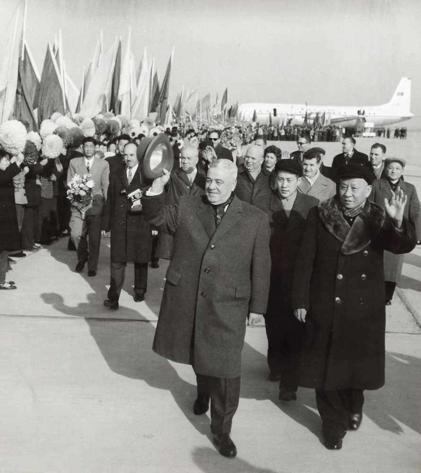 Album of 39 photographs of the visits former Prime Minister Ion Gheorghe Maurer made in the People's - Bild 9 aus 13