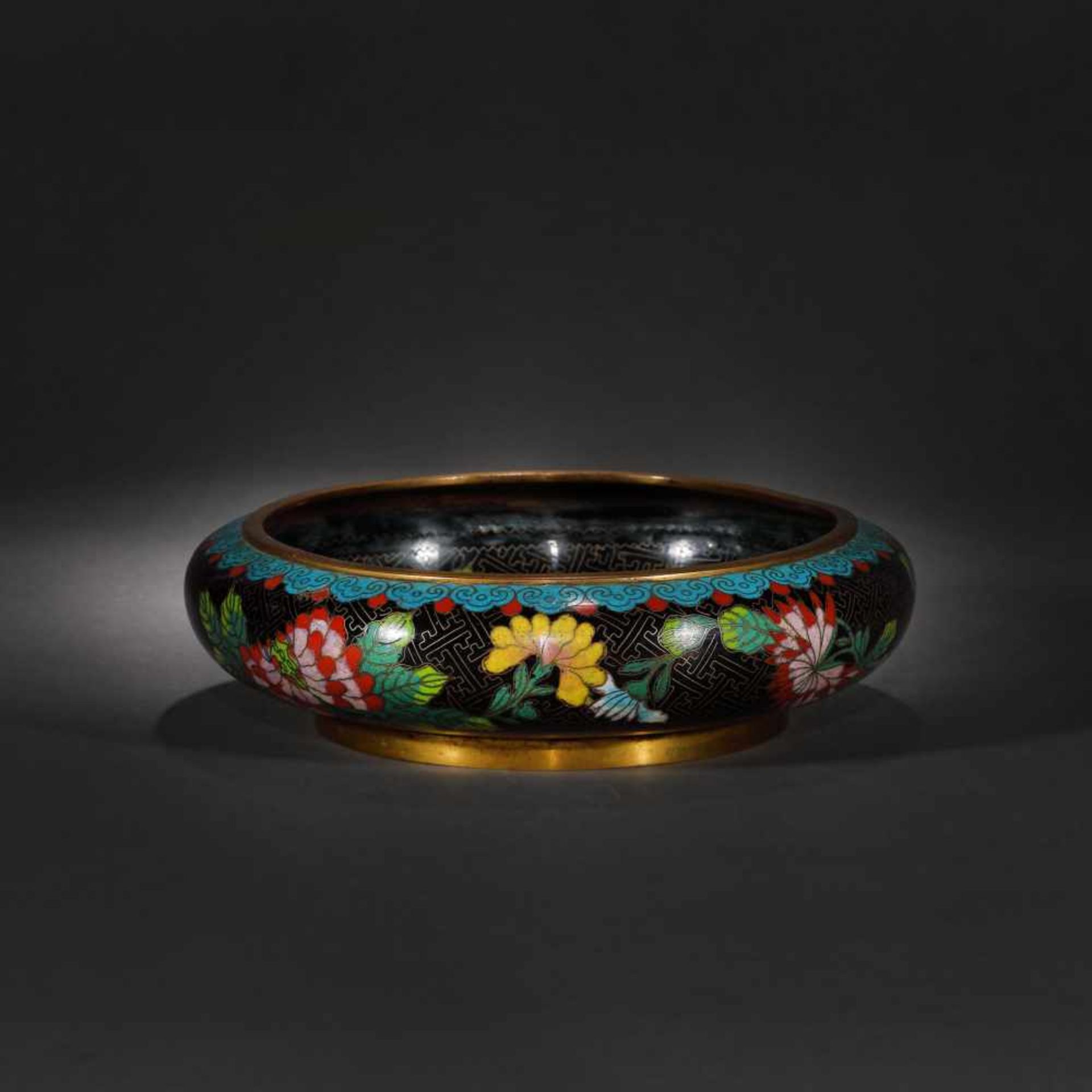 Cloisonné bronze bowl with flower motifs, bearing the retrospective mark of the Ming Dynasty,
