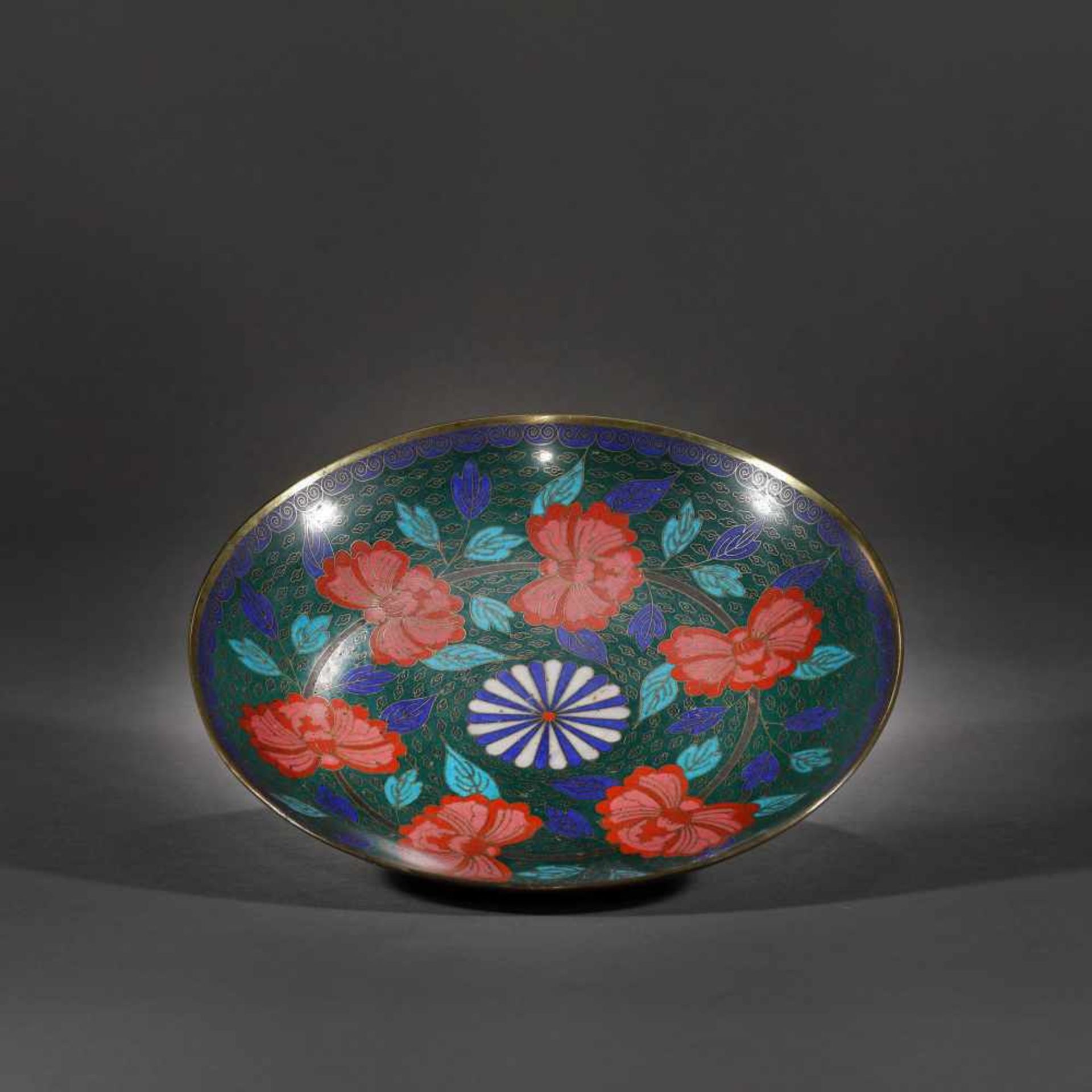 Bronze plate with cloisonné decorations of hibiscus flowers, the Edo Period, Japan, the beginning of - Bild 3 aus 3