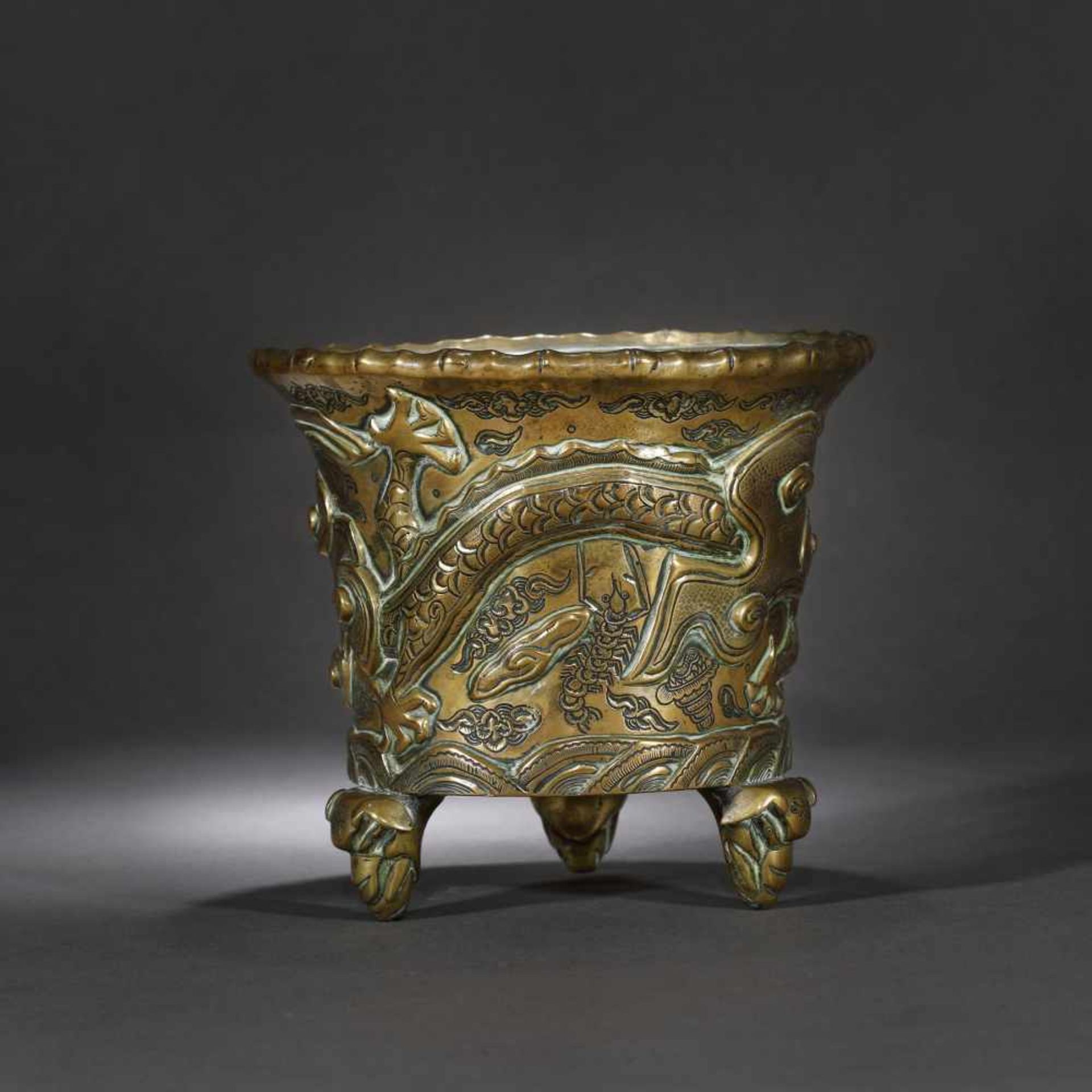 Bronze doré vessel with an imperial five-clawed dragon, the Qing Dynasty Period, China, the 18th - Bild 3 aus 5