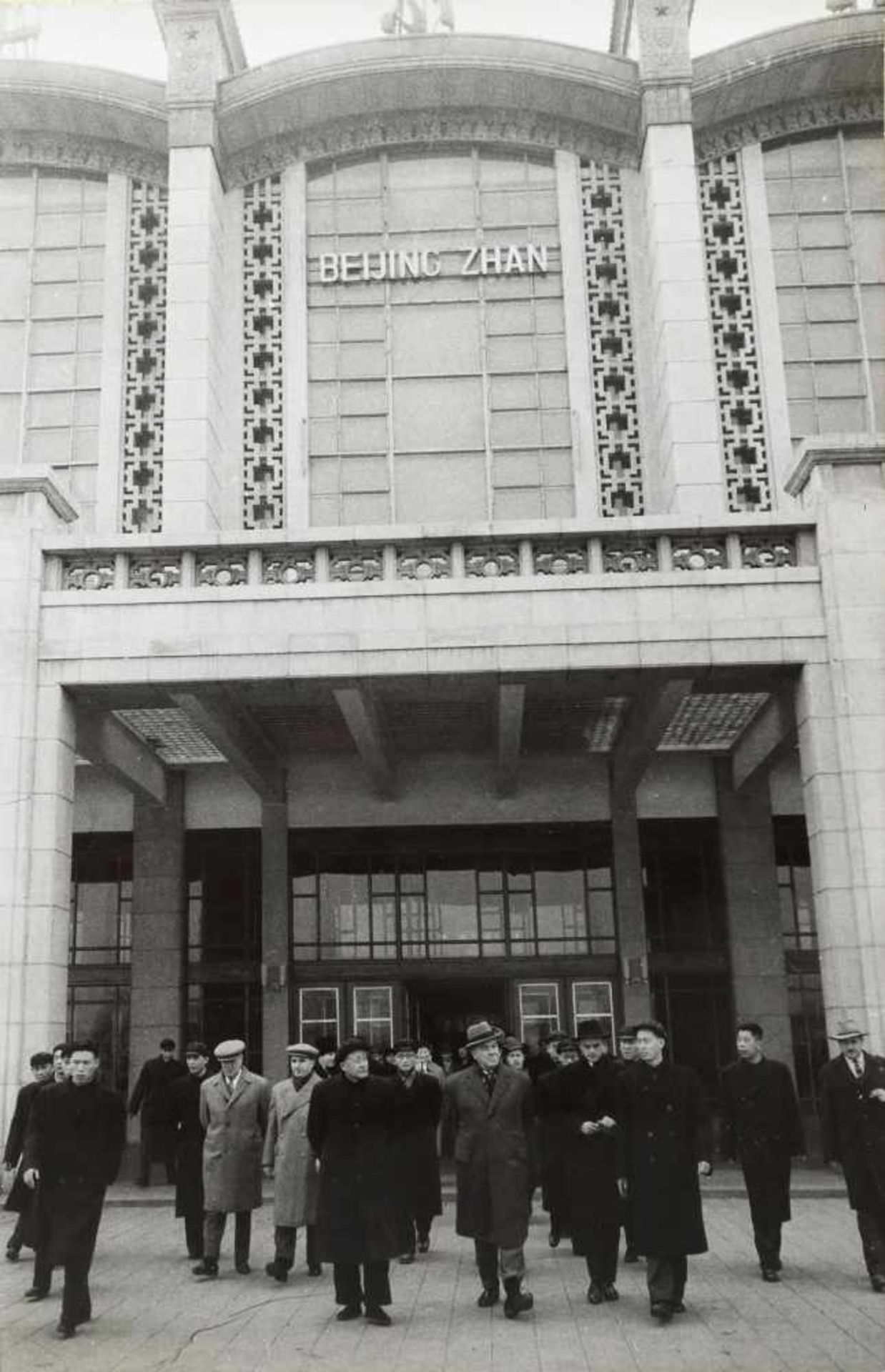 Album of 39 photographs of the visits former Prime Minister Ion Gheorghe Maurer made in the People's - Bild 3 aus 13