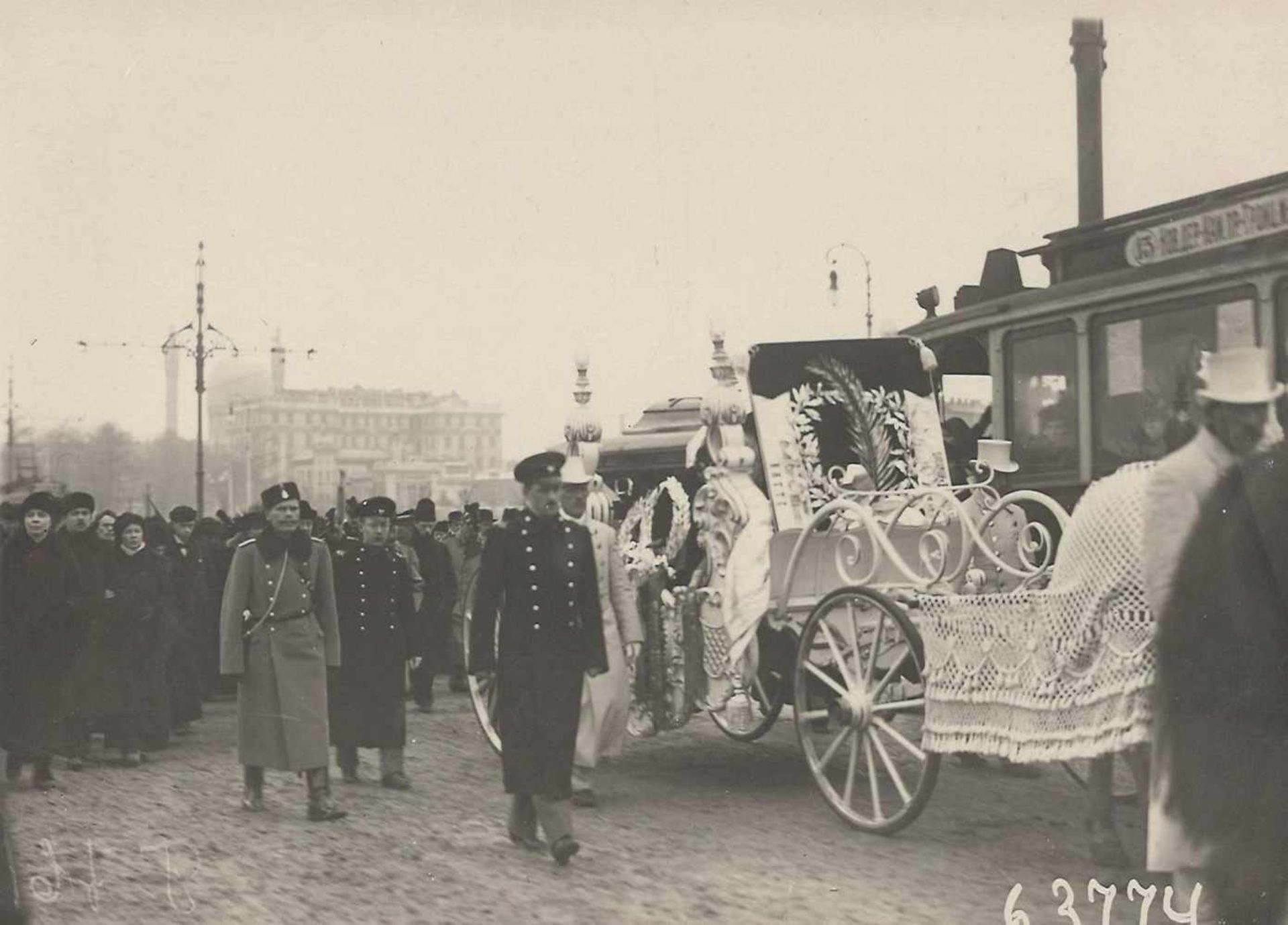 [Count Witte]. The funeral procession with the body of Count Witte on the Trinity Square. 1915.