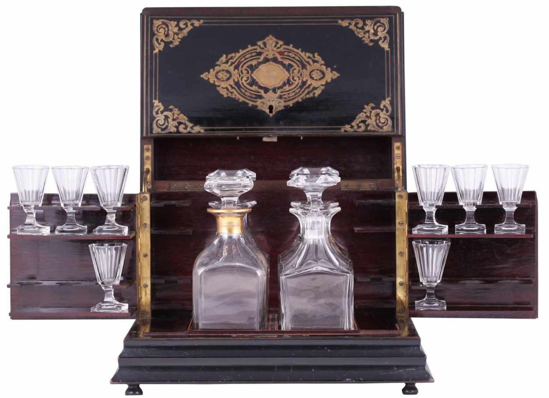 Travel drink set. [XIX century]. France8 snifters, 4 bottles. Dimensions: 31x22,5x26 cm.- - -15.00 %