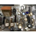 A LARGE COLLECTION OF ASSORTED WATCHES TO INCLUDE LADIES AND GENTS EXAMPLES, ALARM BEDROOM CLOCK ETC