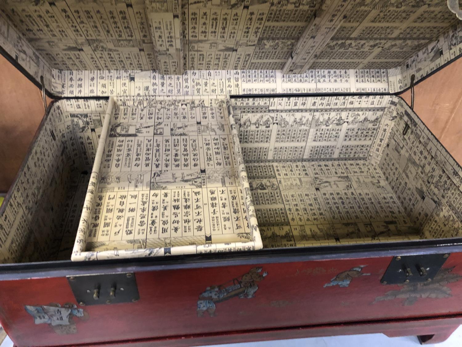 A DECORATIVE ORIENTAL HARDWOOD BLANKET CHEST WITH PATTERNED INTERIOR - Image 2 of 2