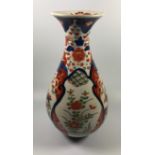 A JAPANESE IMARI PATTERN FUKAGAWA BALUSTER FORM VASE, HEIGHT 25CM