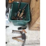 MIXED VINTAGE TOOLS TO INCLUDE SECATEURS, AXE, MALLETS, HAMMERS, STANLEY PLANE ETC