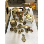 A MIXED GROUP OF METAL WARES TO INCLUDE BRASS ANIMALS, LION TRIVET STAND ETC