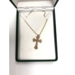 A 9CT YELLOW GOLD NECKLACE WITH CROSS PENDANT, BOXED