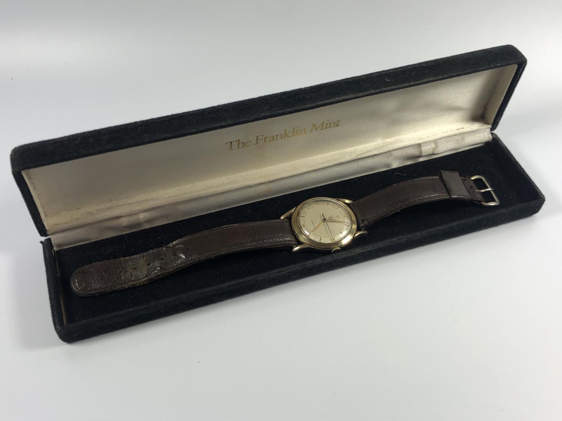 A GENTS 9CT GOLD CASED VINTAGE 'CYMA' CYMAFLEX WATCH, BOXED, WORKING