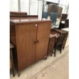 A MAHOGANY BEDROOM CABINET WITH TWO DOORS AND FIVE FITTED INNER DRAWERS AND A MATCHING DRESSING
