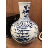 A CHINESE BLUE AND WHITE BULBOUS FORM VASE WITH SIX CHARACTER, DOUBLE RING MARK TO BASE