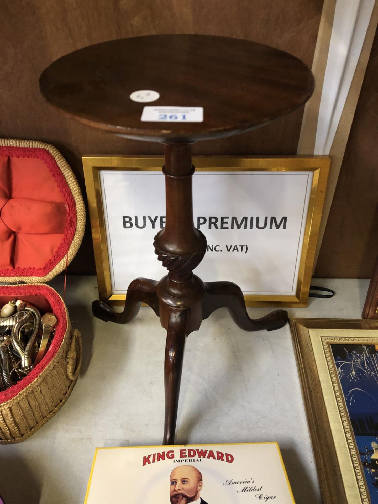 A SMALL MAHOGANY CIRCULAR TOPPED TRIPOD TABLE