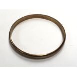 A 9CT YELLOW GOLD HOOP BANGLE, WEIGHT 10.2G