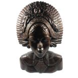 A GOOD QUALITY CARVED WOODEN TRIBAL HEAD / BUST, HEIGHT 36CM