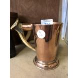 A VINTAGE COPPER TANKARD WITH HORN HANDLE
