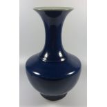 A 19TH CENTURY CHINESE MONOCHROME DARK BLUE VASE, UNMARKED TO BASE, HEIGHT 23CM