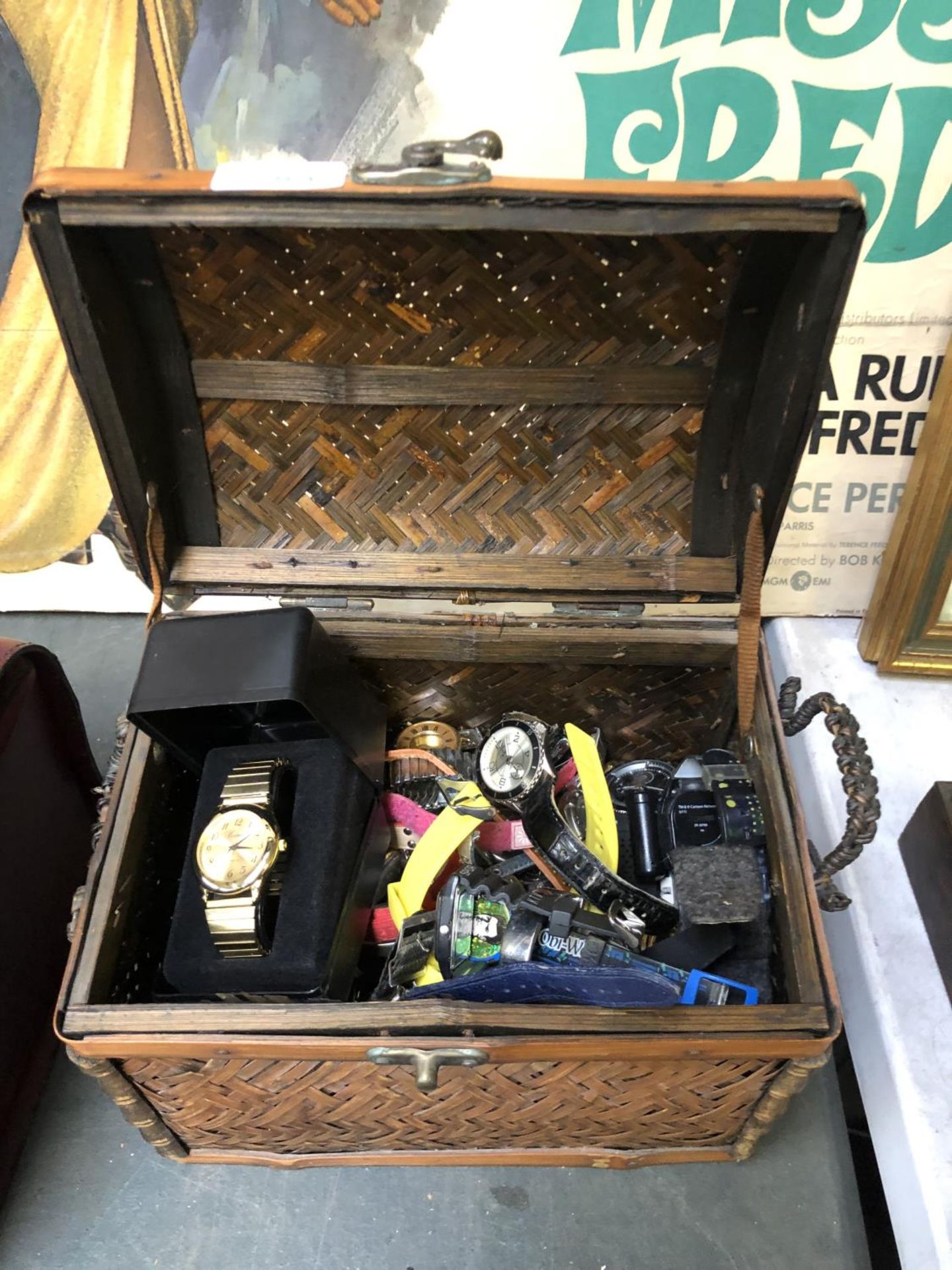 A LIDDED BOX CONTAINING ASSORTED WATCHES, PARTS ETC (QTY)
