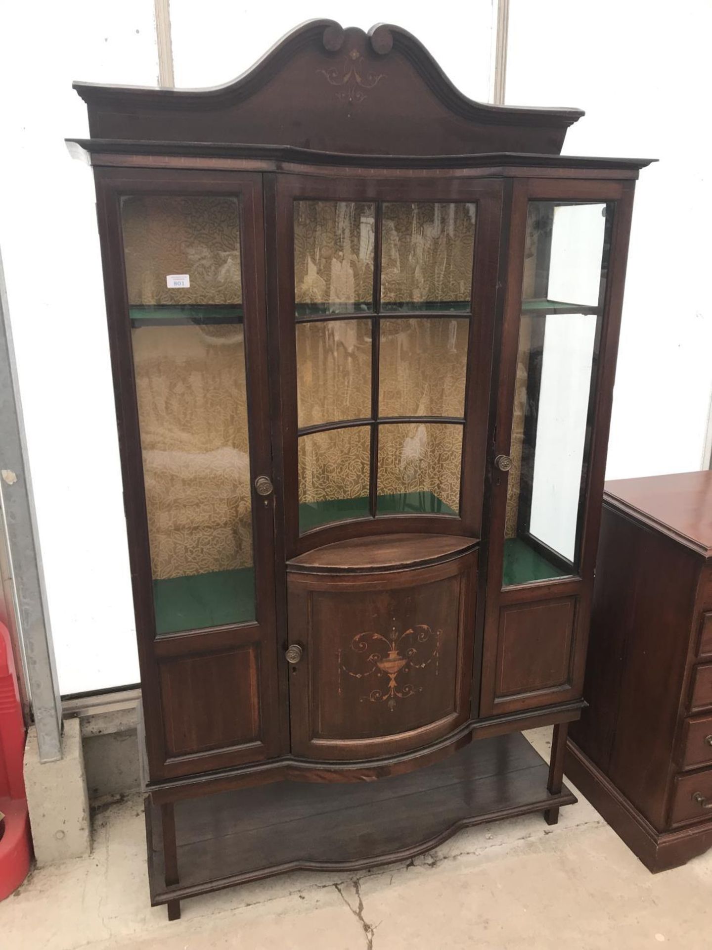 AN INLAID MAHOGANY CABINET WITH GLAZED CENTRE PANEL AND TWO GLAZED SIDE DOORS