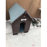 A LARGE WOODEN DOG KENNEL WITH FELT ROOF 112CM X 65 X 100CM