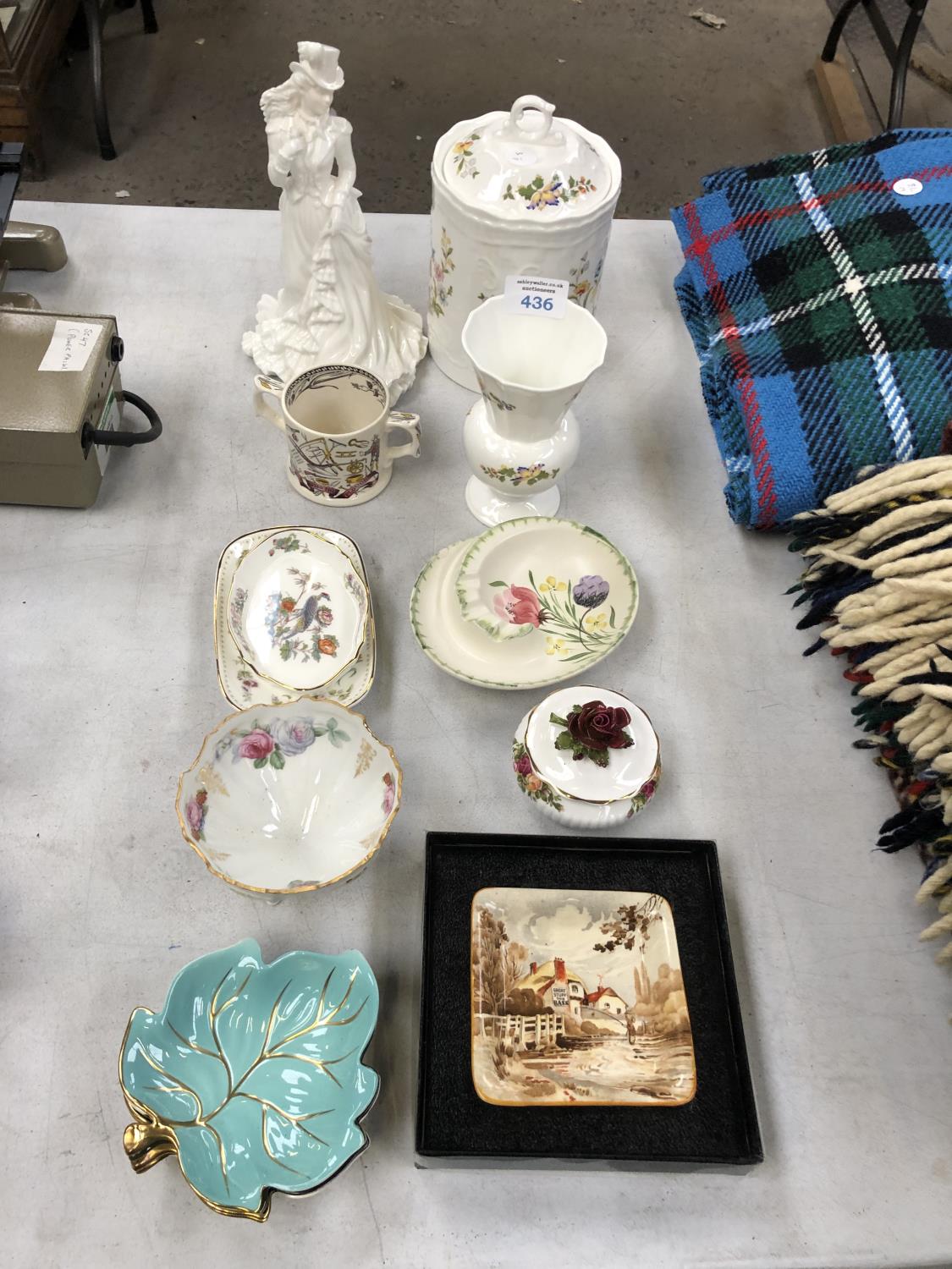 VARIOUS CERAMICS TO INCLUDE 'AYNSLEY', 'E.RADFORD' DISH, 'CARLTON WARE' LEAF DISHES ETC (QTY)