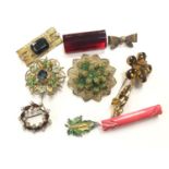 A GROUP OF TEN ASSORTED VINTAGE BROOCHES